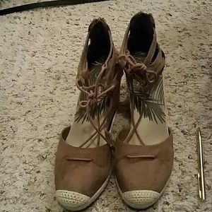 Taupe colored DV wedges.